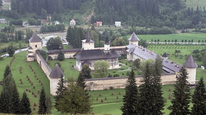 Mănăstire pictată din Nordul Moldovei. FOTO helloBucovina.com