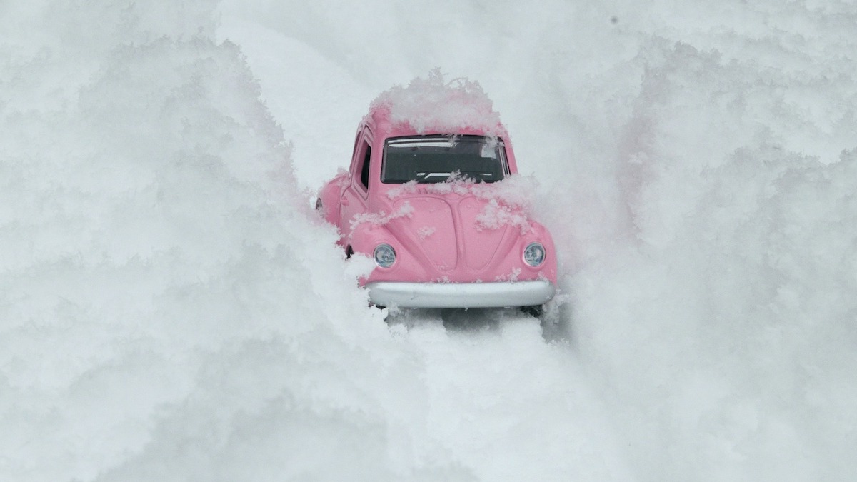 Mașină în zăpadă. FOTO isakarakus