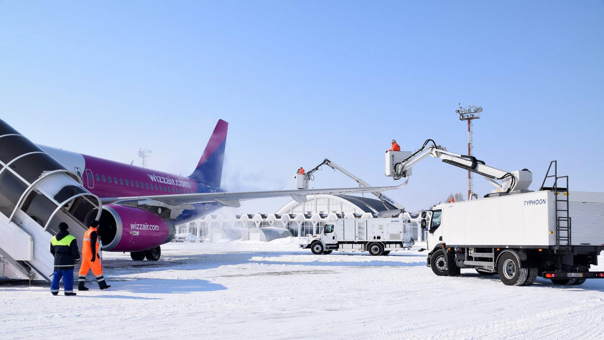 wizz air avion iarna aeroport kogalniceanu (1)