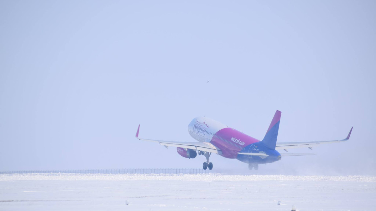 wizz air avion iarna aeroport kogalniceanu (2)