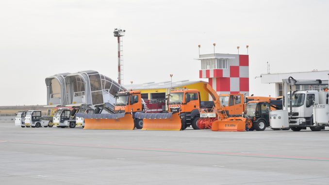 Utilaje de iarnă la Aeroportul Mihail Kogălniceanu din Constanța