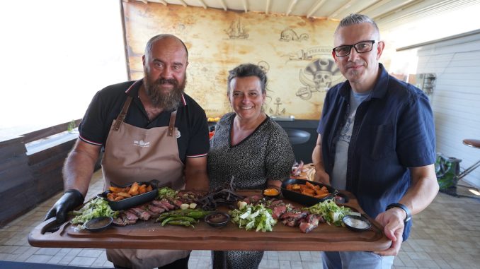 Chef Radu Zărnescu, Iulia Drăguț și jurnalistul Adrian Boioglu. FOTO Mitică Raftu