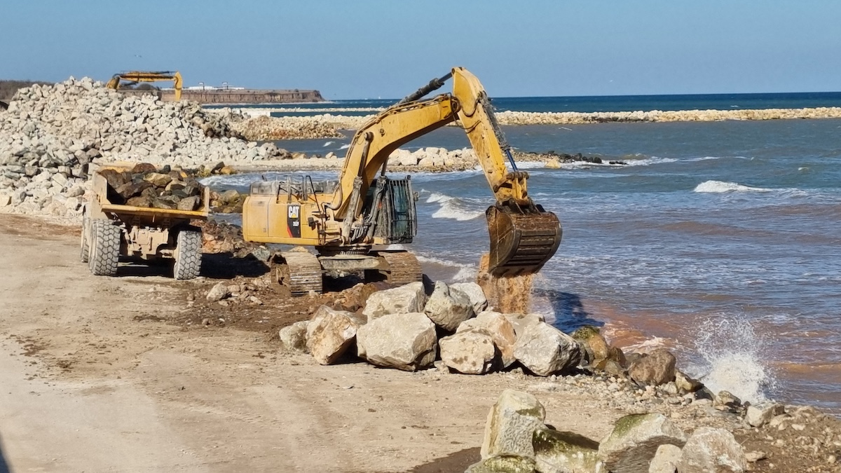 Lucrări de lărgire a pljelor în sudul litoralului. FOTO Ovidiu Oprea / GoNEXT.ro