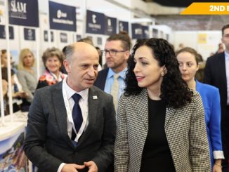 Președintele Uniunii pentru turism, Baki Hoti și președintele republicii Kosovo, Vjosa Osmani, la târgul de turism. FOTO internationaltourismfairkosova.com