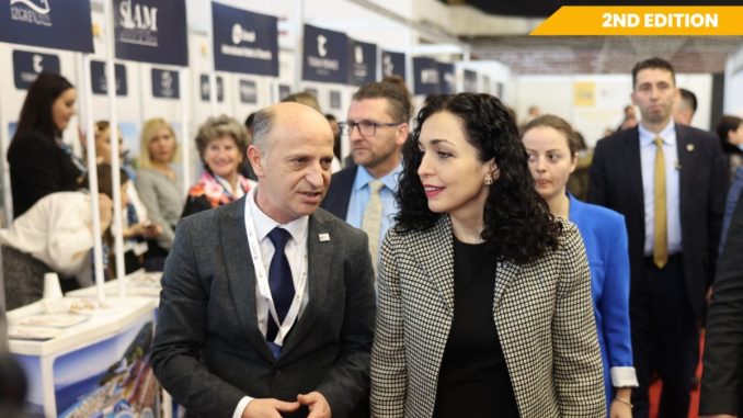 Președintele Uniunii pentru turism, Baki Hoti și președintele republicii Kosovo, Vjosa Osmani, la târgul de turism. FOTO internationaltourismfairkosova.com